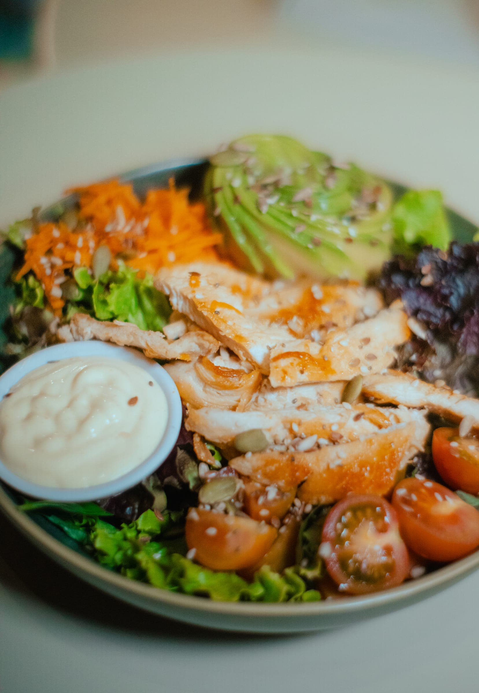 Detalle de una ensalada con palta y salsa en BAW Coffee