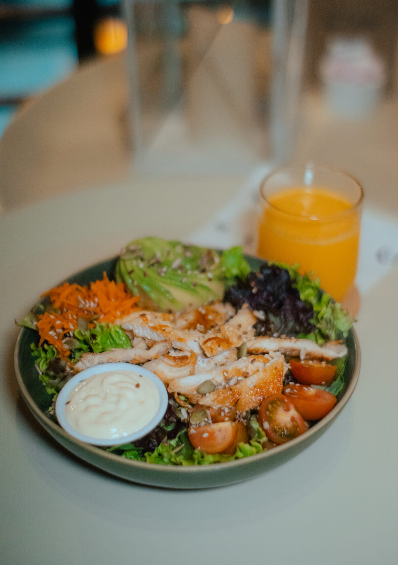 Ensalada con palta, tomates y hojas verdes en BAW Coffee